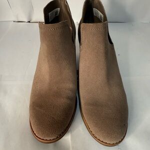 Tom’s women’s Kallie Taupe Tan Suede ankle bootie. Slip on